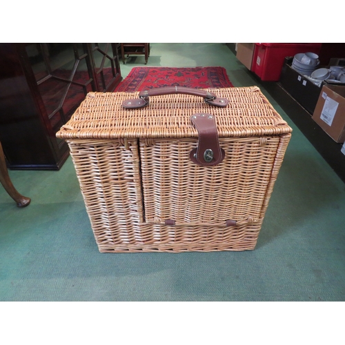 4225 - A picnic hamper with contents