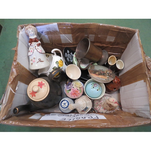 4258 - A box of miscellaneous ceramics to include Alfred Meakin coffee pot, 1940's tea strainer, Prattware ... 