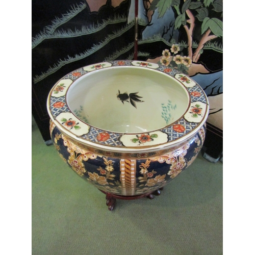 4033 - An Oriental jardiniere / goldfish bowl on stand, floral design, 32cm diameter x 33cm tall including ... 