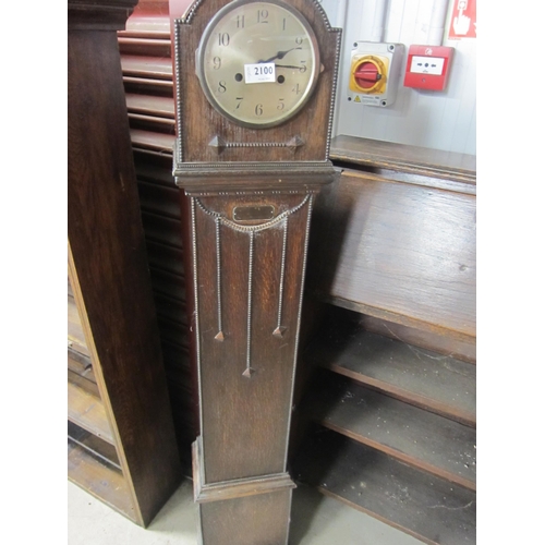 2100 - A 1930's oak cased grandmother clock   (R) £0  (E) £8-12