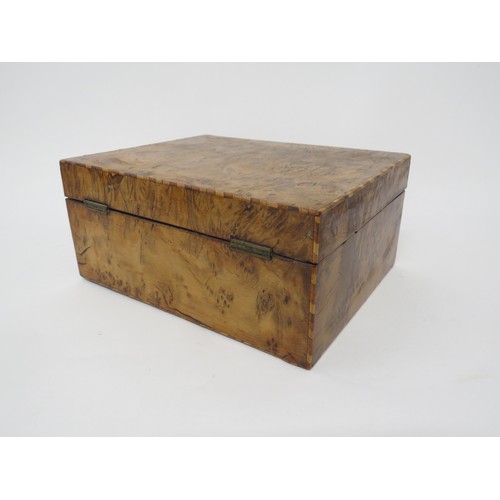 6104 - A Walnut jewellery box with compartmented tray interior and parquetry inlay, 10cm x 21.5cm x 17cm