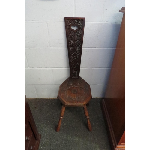 1222 - A Welsh carved oak spinner's chair on turned legs