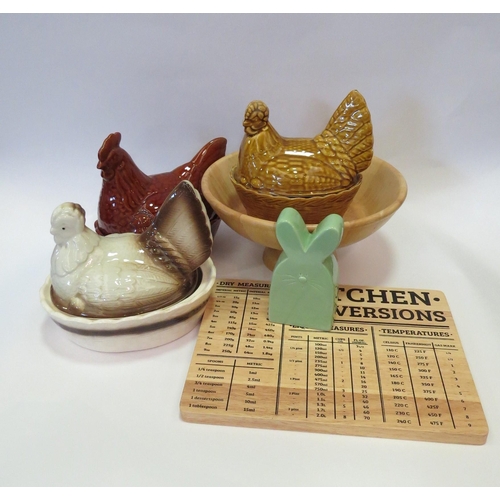 1271 - Three ceramic hen egg holders, wooden chopping board with kitchen conversions, wooden fruit bowl and... 