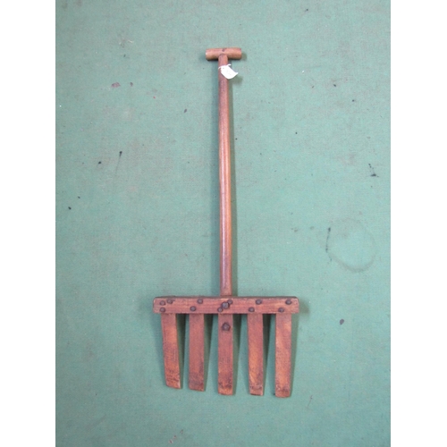 5070 - A five tined wooden malthouse fork