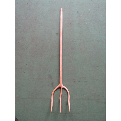 5027 - An all wood three tine hay fork