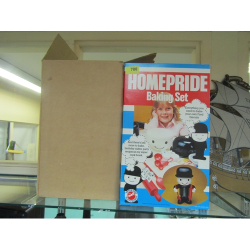 5524 - An original boxed Homepride Fred baking set by Peter Pan Playthings.      (R) £20