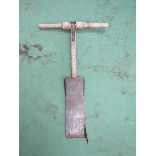 5066 - A rustic 'T' handle peat digging spade