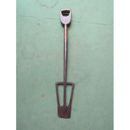 5032 - A 'D' handled clay spade