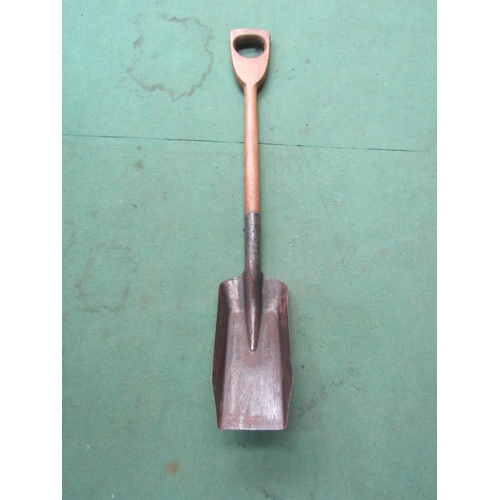 5052 - A 'D' handled stokers shovel, stamped Forge De Magne