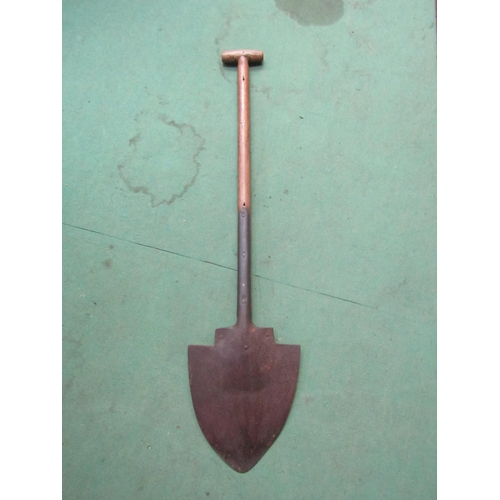 5069 - A 'T' handled hodding spade, marked Skelton