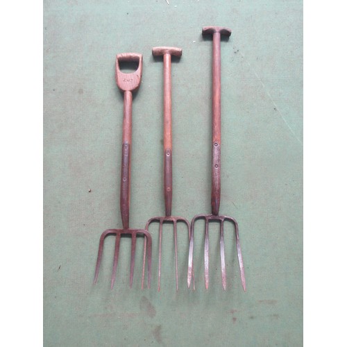 5028 - A 'D' handled Brades Spring Temper fork,  'T' handled SKJO fork and 'T' handled 'Neverbend' fork (3)