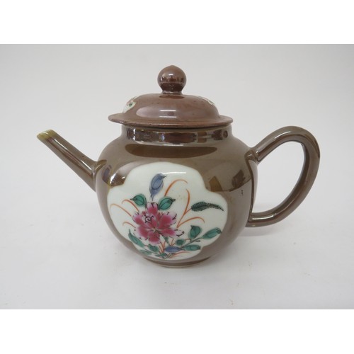 6026 - Three Oriental 19th Century teapots, including Chinese export and Japanese and two similar lidded po... 