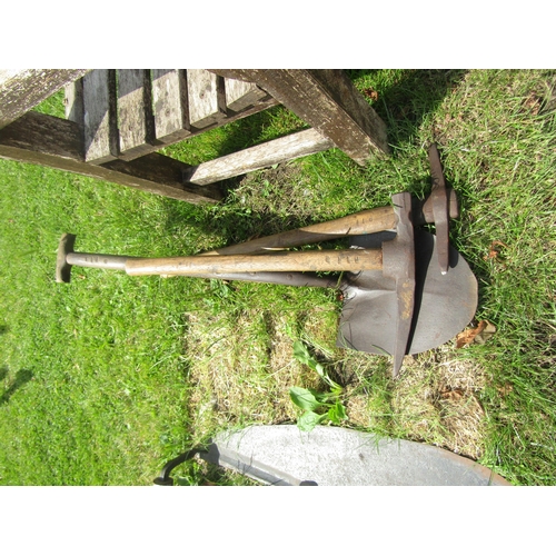 5552 - Two pick axes and a shovel