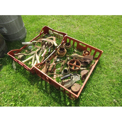 5564 - Two trays of miscellaneous including glue pots, traps etc      (R) £10