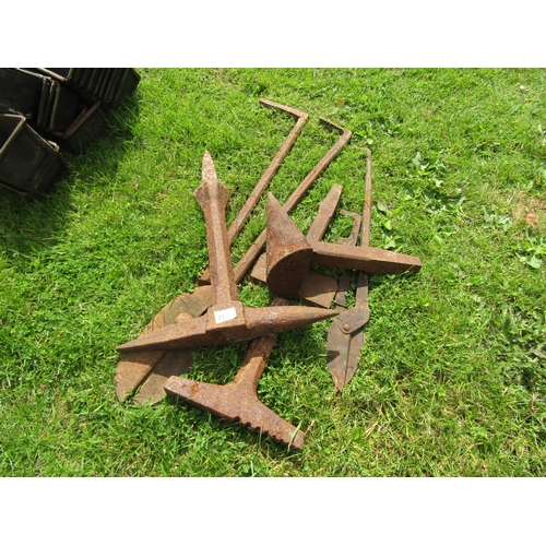 5572 - A quantity of blacksmith tools and headers