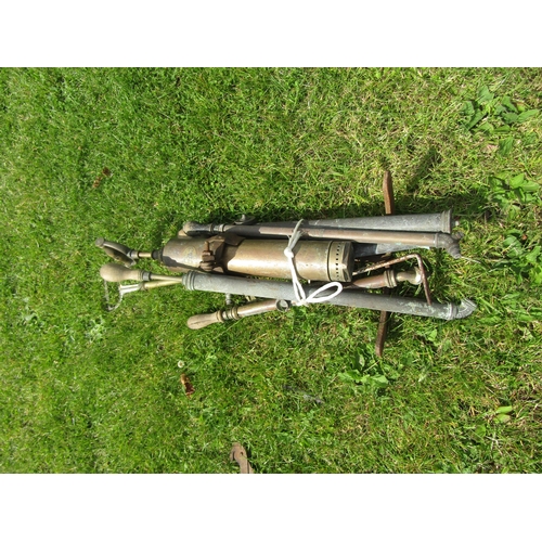 5593 - A bundle of brass sprayers