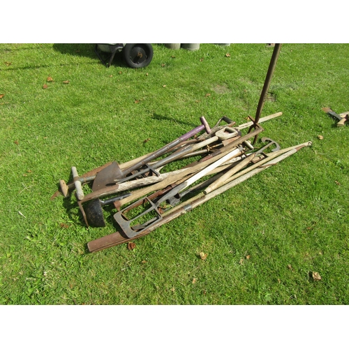 5621 - A bundle of garden tools