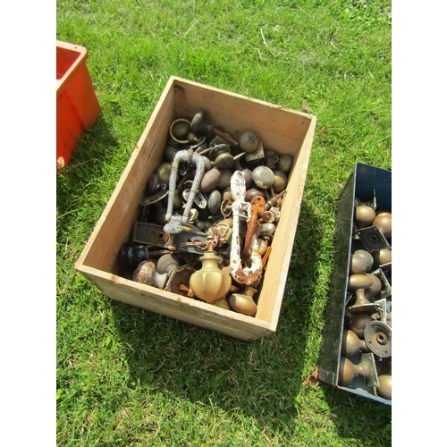 5579 - A box of mixed brass handles