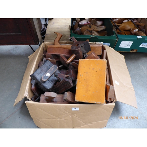 2032 - A box of mixed woodworking tools including a boxed Stanley 50S Bailey NO4, plough and block planes