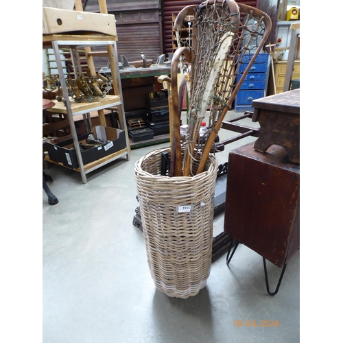 2035 - A wicker stick stand and contents      (R) £20