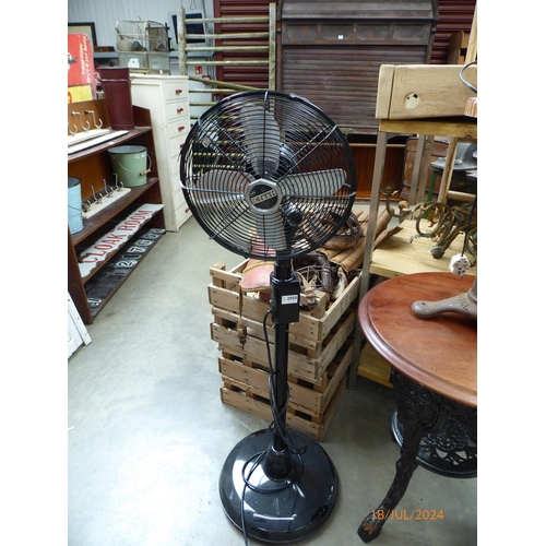 2050 - A Cinni standard fan in black