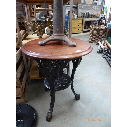 2051 - A cast iron pub table     (E) £40-60