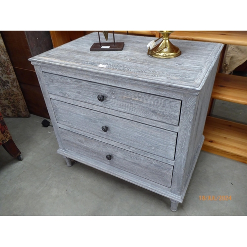 2375 - A modern oak chest of three drawers