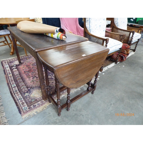 2382 - An oak gateleg table