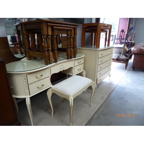 2471 - A modern French style chest of five drawers together with a matching dressing table (2)