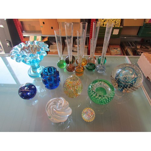 1391 - A selection of Art glass including paperweights, bud vases etc.  Bubble inclusion examples (17)