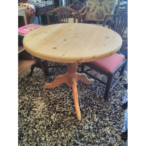 1322 - A natural pine farmhouse circular tilt-top table on a turned baluster column and tripod base, 78cm t... 