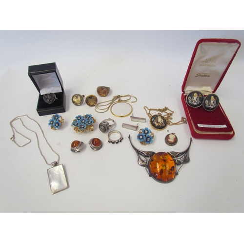 1042 - A small collection of bijouterie including an Art Nouveau style amber pendant, 925 heart-shaped ring... 