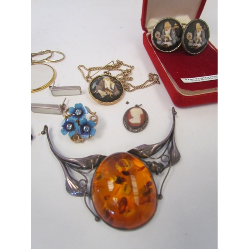 1042 - A small collection of bijouterie including an Art Nouveau style amber pendant, 925 heart-shaped ring... 