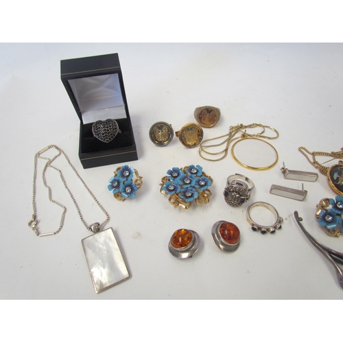 1042 - A small collection of bijouterie including an Art Nouveau style amber pendant, 925 heart-shaped ring... 