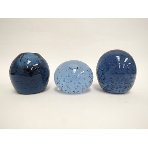 6572 - Two blue glass dumps with bubble inclusions and a blue inkwell, tallest 10cm