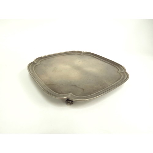 6690 - A Josiah Williams & Co small silver salver of square form, hallmarked for London 1939. 19cm x 19cm, ... 