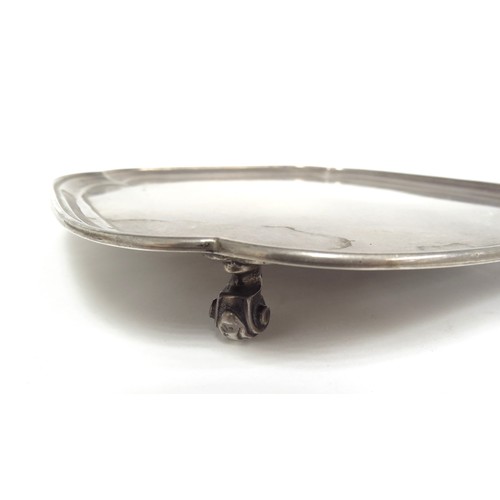 6690 - A Josiah Williams & Co small silver salver of square form, hallmarked for London 1939. 19cm x 19cm, ... 