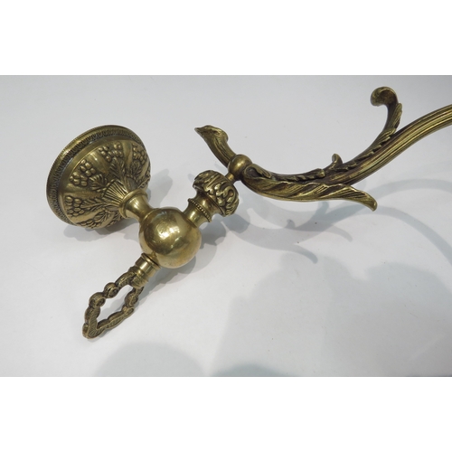 4232 - An Edwardian ornate French brass picture light