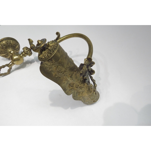 4232 - An Edwardian ornate French brass picture light