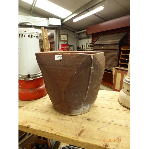 3595 - A leaf pattern terracotta garden pot