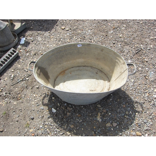 3562 - A twin handled galvanised bath