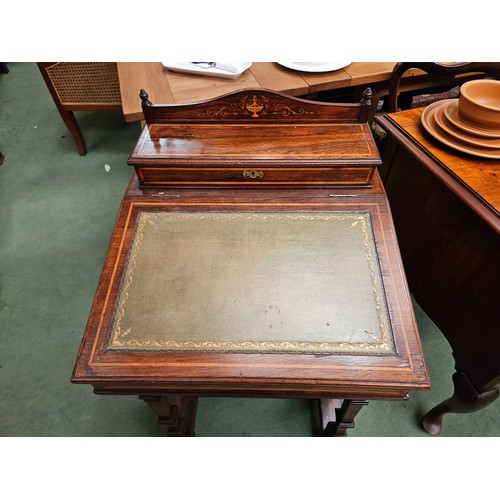 4204 - A Victorian rosewood and satinwood crossbanded Davenport bureau, tooled green leather writing surfac... 