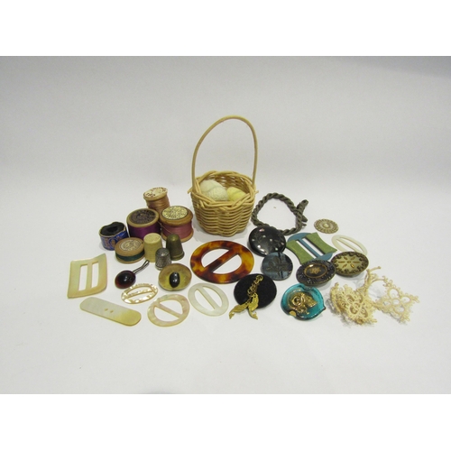 4424 - A bag of sewing related items to include: thimble marked sterling silver, buckles, odd buttons etc.