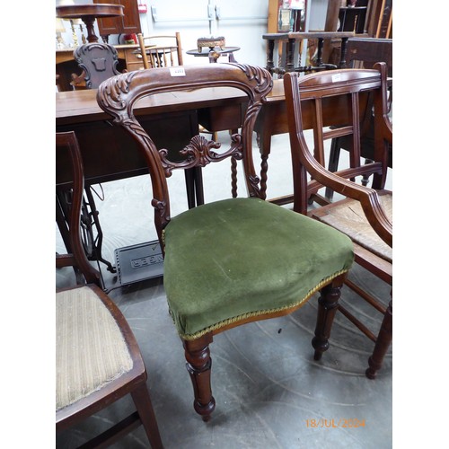 2192 - A Victorian rosewood balloon back chair