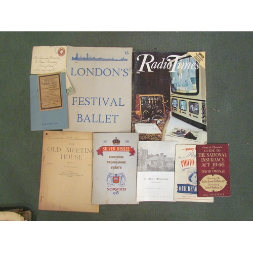 4268 - A collection of assorted early to mid 20th Century ephemera including newspapers reporting death of ... 