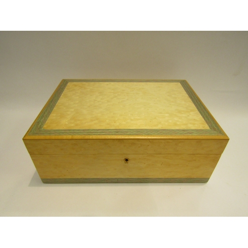 4474 - A jewellery box with bijouterie contents