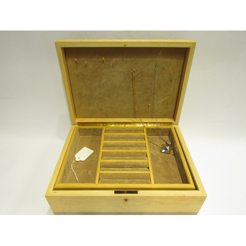 4474 - A jewellery box with bijouterie contents