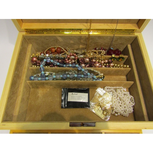 4474 - A jewellery box with bijouterie contents