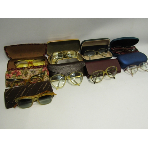 4533 - A box containing pairs of 1950's/60's spectacles (9)