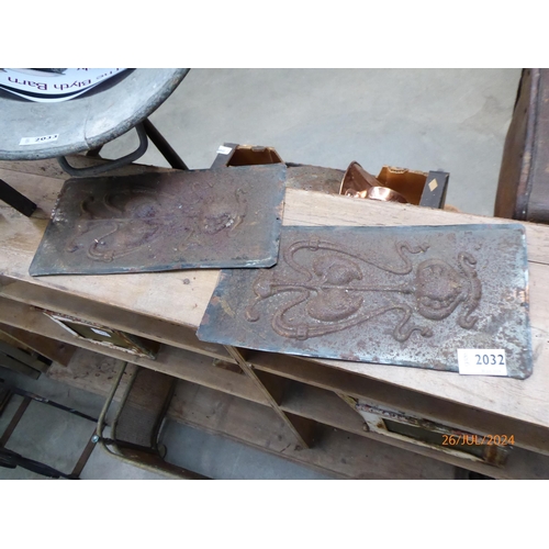 2032 - A pair of coppered Art Nouveau plates